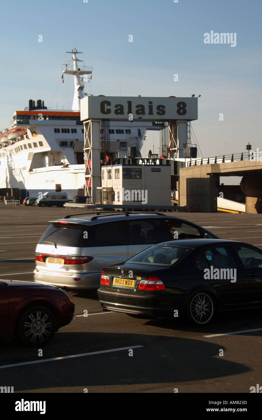 Calais cross Channel Fähre terminal Hafenanlagen UK registriert Autos warten an Bord P & O Pride of Dover am Tor acht 8 Stockfoto