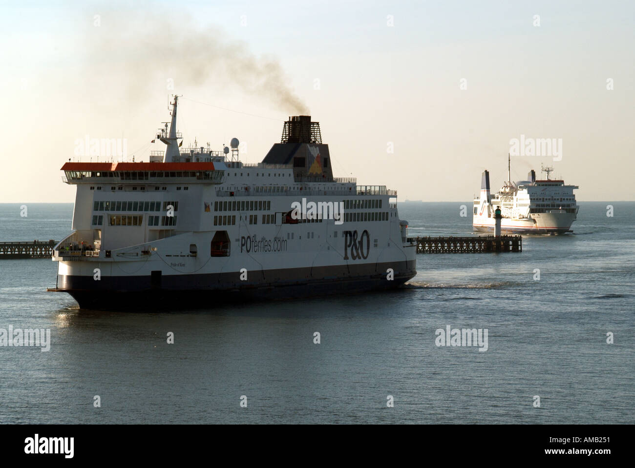 Calais cross Channel Fähre terminal Hafenanlagen und P O Pride of Kent, gefolgt in den Hafen von Sea France Schiff Hafen Stockfoto