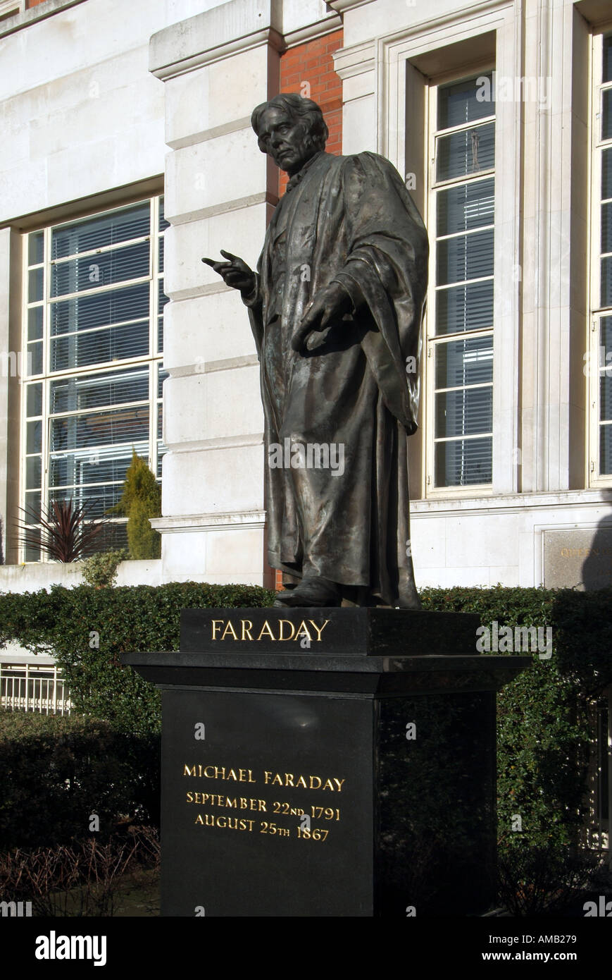 London-Statue im Savoy Hotel WC2 von Michael Faraday Stockfoto