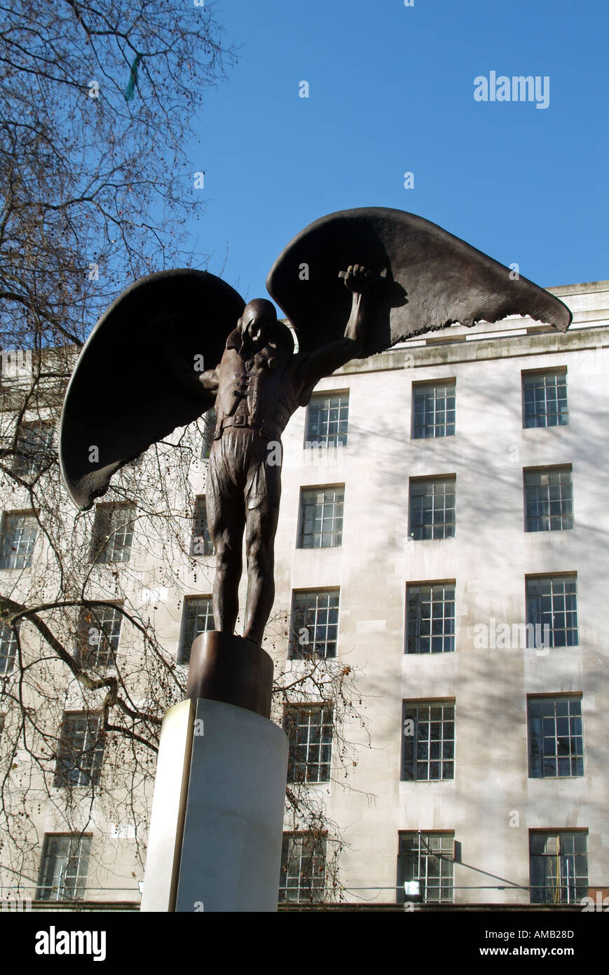 Fleet Air Arm Memorial als Daedalus Bronzestatue einer Naval airman außerhalb des Bundesministeriums der Verteidigung Victoria Embankment London England UK bekannt Stockfoto