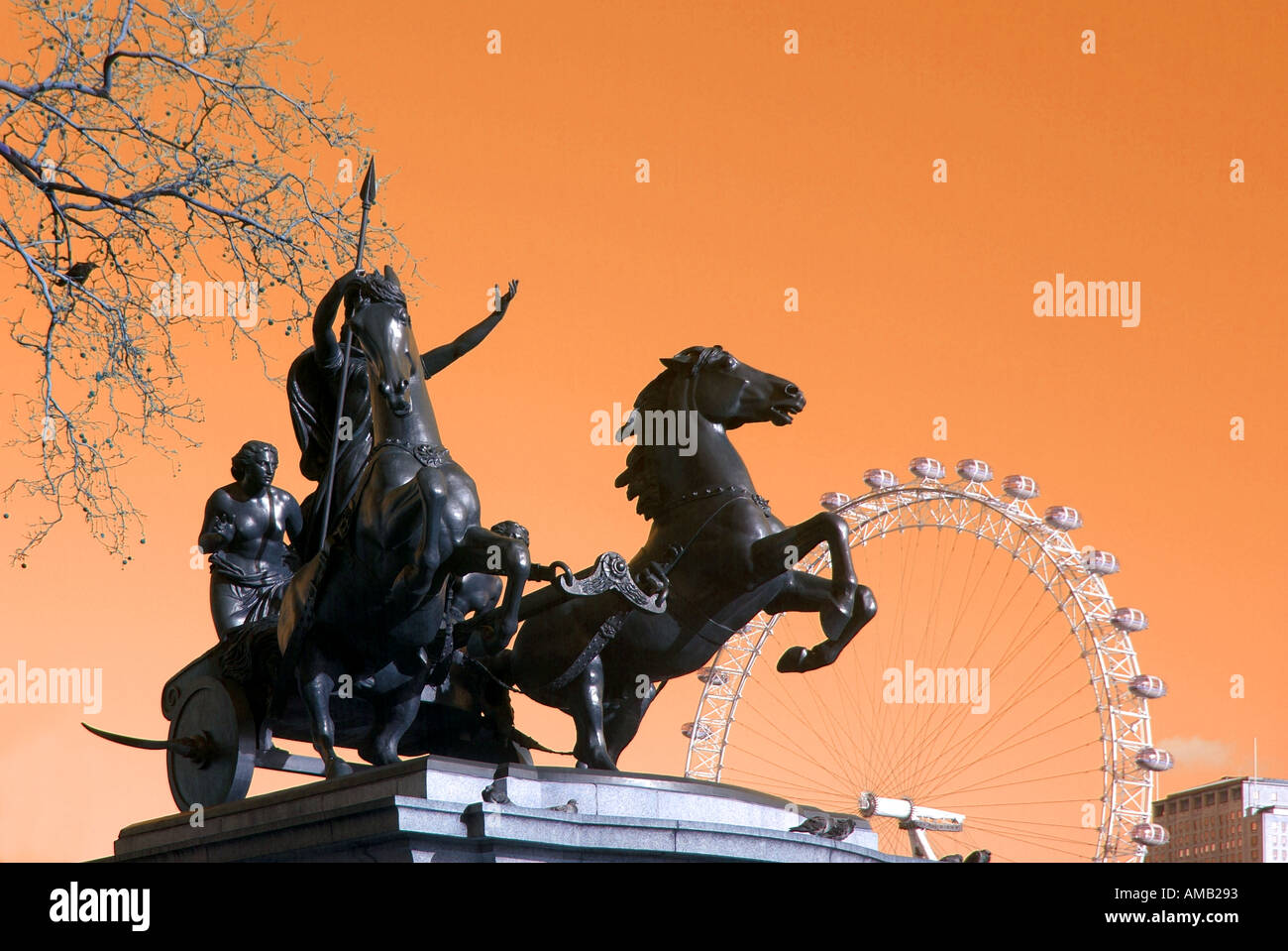 Bronze-Statue von Königin Boudicca und Pferd Wagen mit einem Teil des London Eye Riesenrad manipuliert Farbe Stockfoto