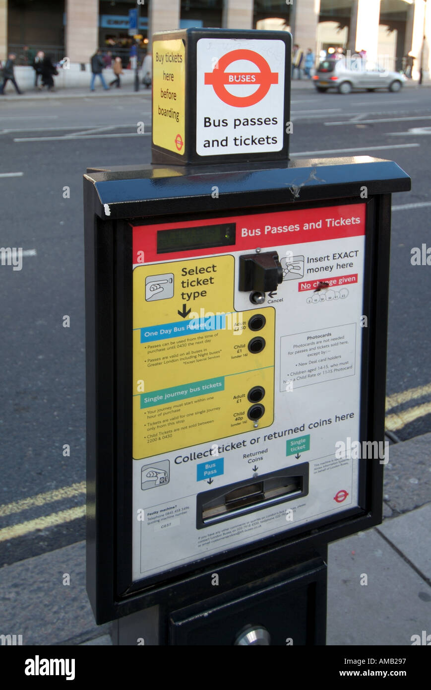 London Pflaster berittene Pre Kassenautomaten, Ticket für Bus vor dem Boarding zu erhalten Stockfoto