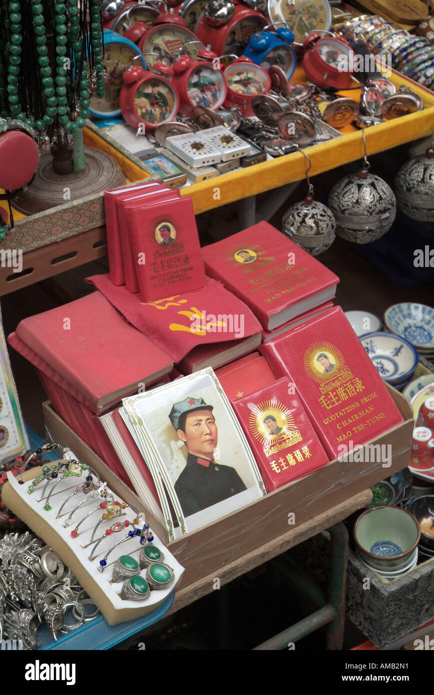 dh Cat Street Market SHEUNG WAN HONGKONG Maos Little Rote Buchzitate des Vorsitzenden Mao Tsetung über den Markt china Touristenbude Stockfoto