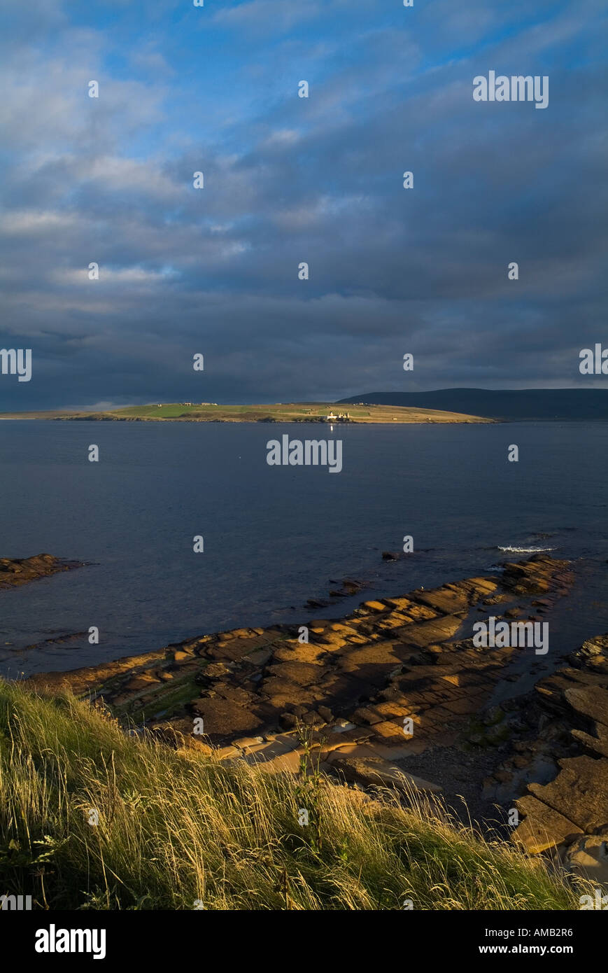 dh HOY SOUND ORKNEY Oxan Punkt Hoy Low Leuchtturm felsigen Schären Ufer Stockfoto