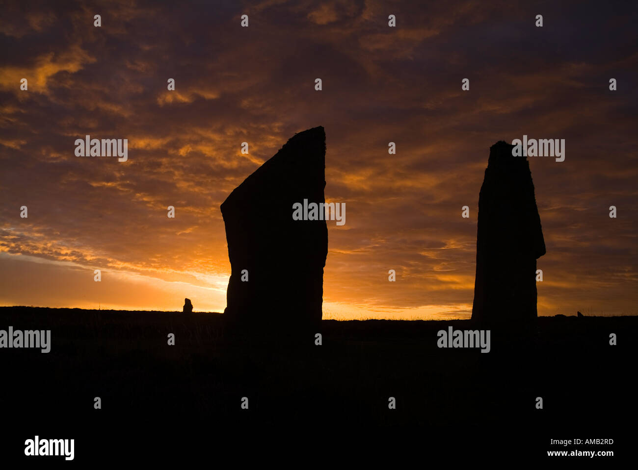 dh RING OF BRODGAR ORKNEY neolithischen stehenden Steinen orange und grau Sonnenuntergang Dämmerung Wolkenhimmel Stockfoto