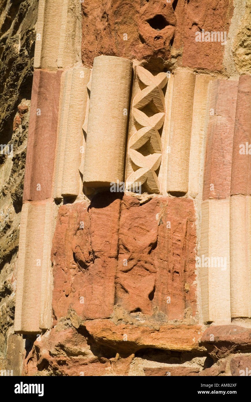dh St Magnus Cathedral KIRKWALL ORKNEY Southside Sandstein Tür Bogen Reparatur Arbeiten Alter und neuer Stein Stockfoto
