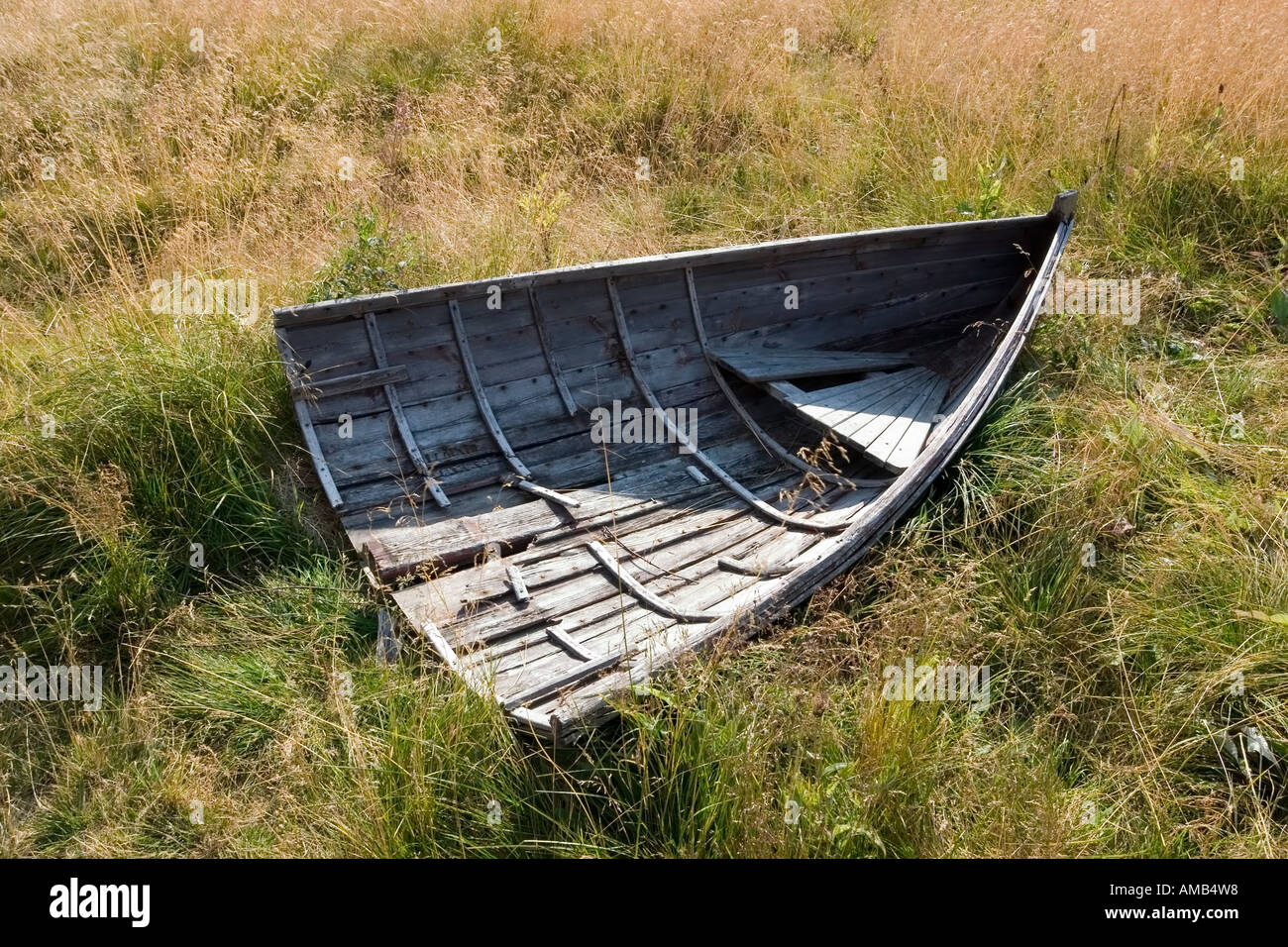 die Hälfte schneiden Holz Ruderboot auf dem Rasen Stockfoto