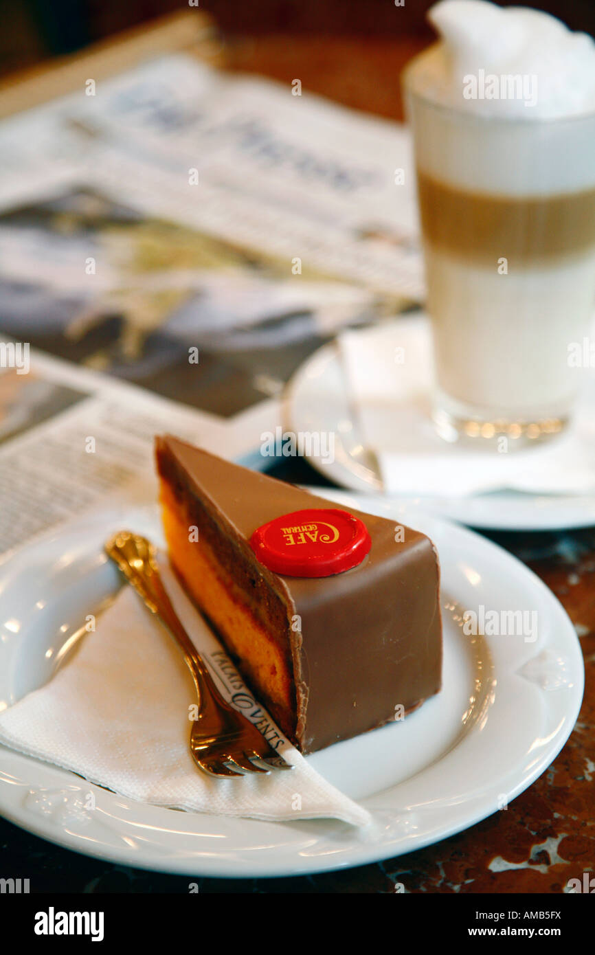 Aug 2008 - Kaffee und Kuchen im berühmten Cafe Central Vienna Austria Stockfoto