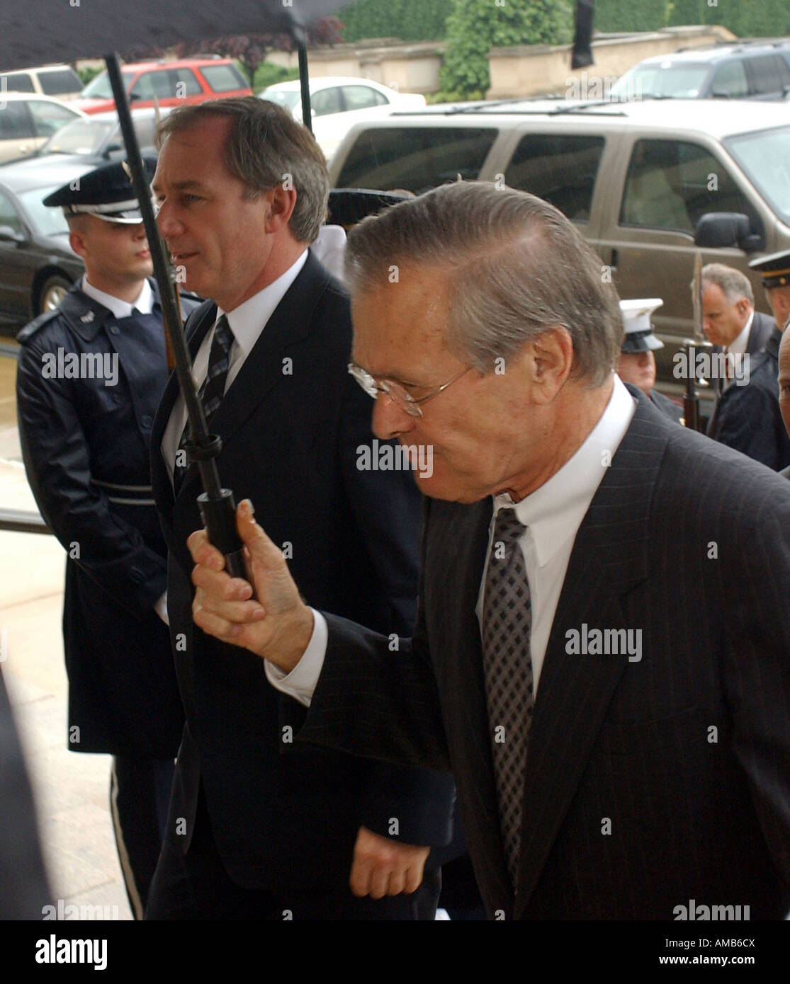 Großbritannien s Staatssekretär für Verteidigung Geoffrey Hoon und Verteidigungsminister Donald Rumsfeld Fuß in das Pentagon in Washingto Stockfoto