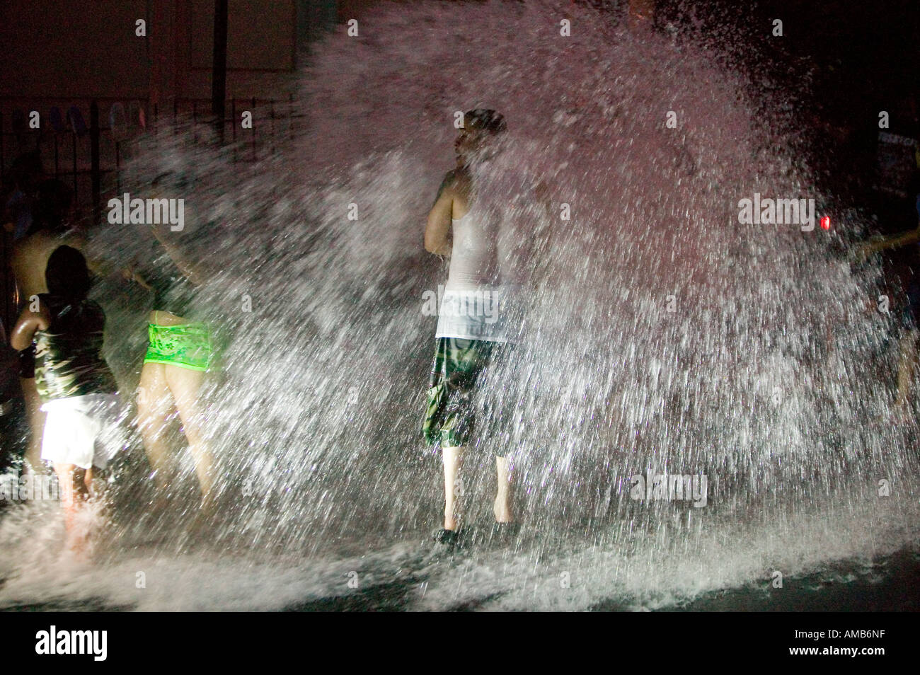 August 2005 spielen in den Hydranten-Spray in Harlem New York City USA Stockfoto