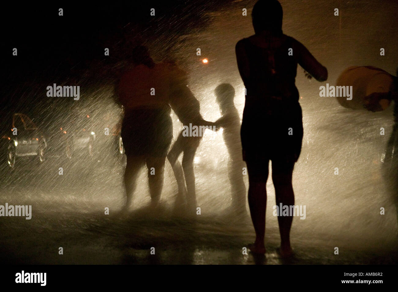 August 2005 spielen in den Hydranten-Spray in Harlem New York City USA Stockfoto