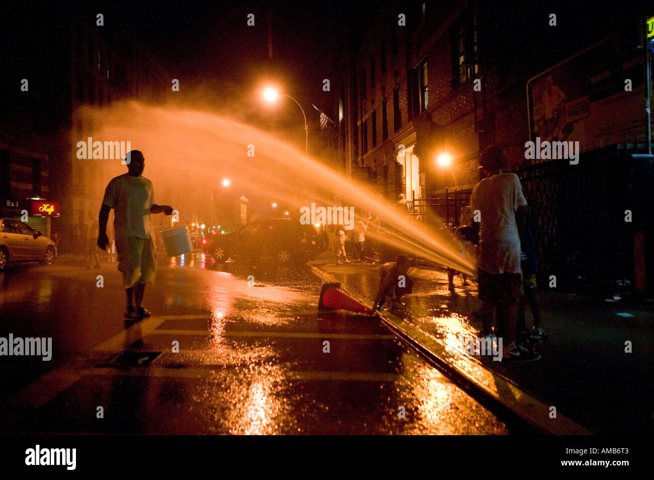 August 2005 spielen in den Hydranten-Spray in Harlem New York City USA Stockfoto