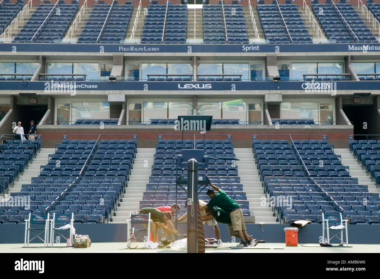 Arbeiter installieren den Schiedsrichter s Stuhl auf dem wichtigsten Platz vor den 2005 US Open in Flushing Meadow USA August 2005 Stockfoto