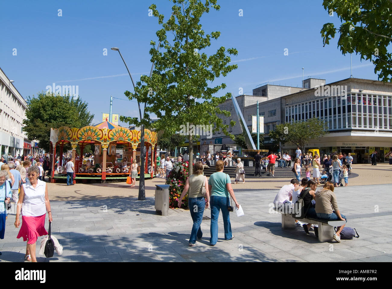 Einkäufer und Besucher der Fußgängerzone im Stadtzentrum von Plymouth genießen einen sonnigen Sommertag. Plymouth, Devon, Großbritannien Stockfoto