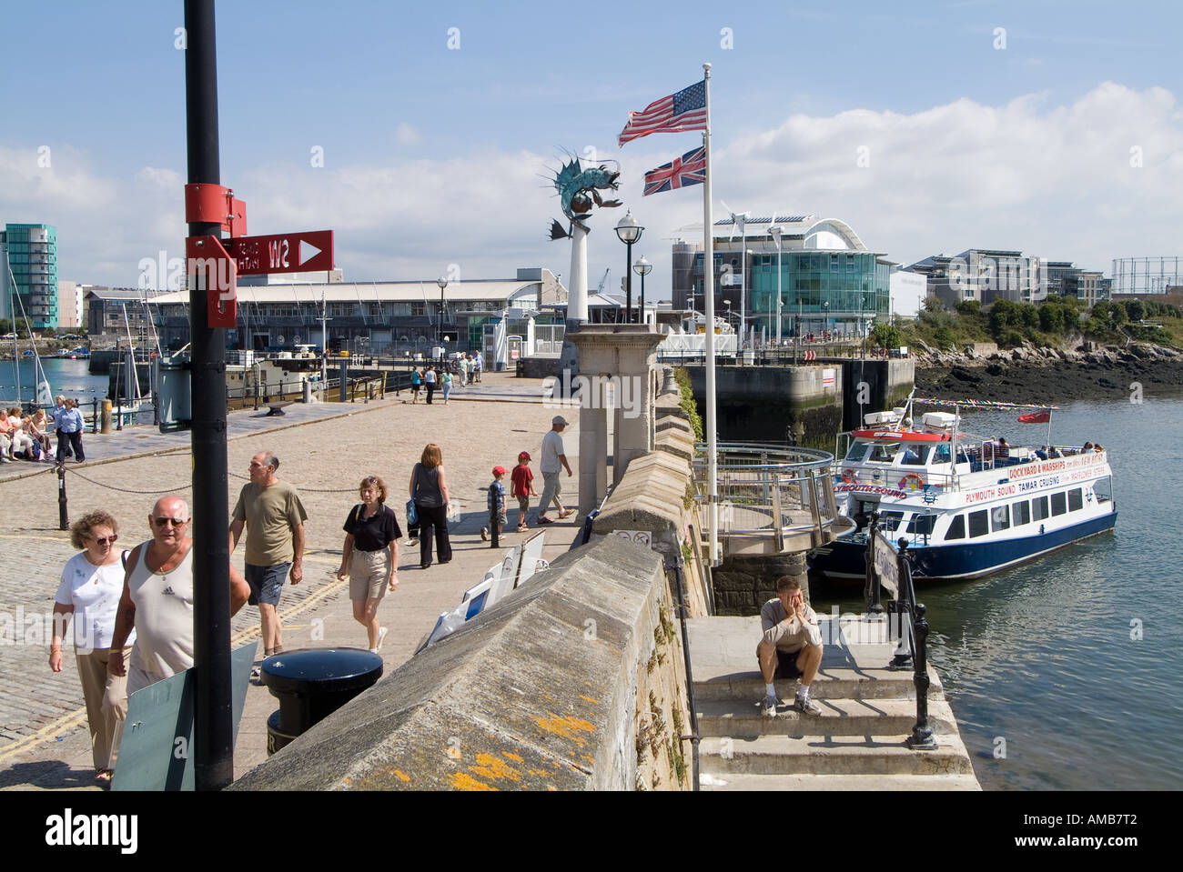 Besucher und eine Hafenrundfahrt mit dem historischen Mayflower Steps auf Dem Barbican, Plymouth, Großbritannien Stockfoto