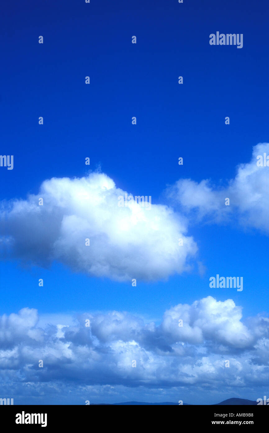 weiße Wolken blauer Himmel Himmel Sonne Sonnenschein Sonnentag hellen Sommer Hintergrund Himmel Elemente Wind Wetter flauschige Atmosphäre Luft Stockfoto