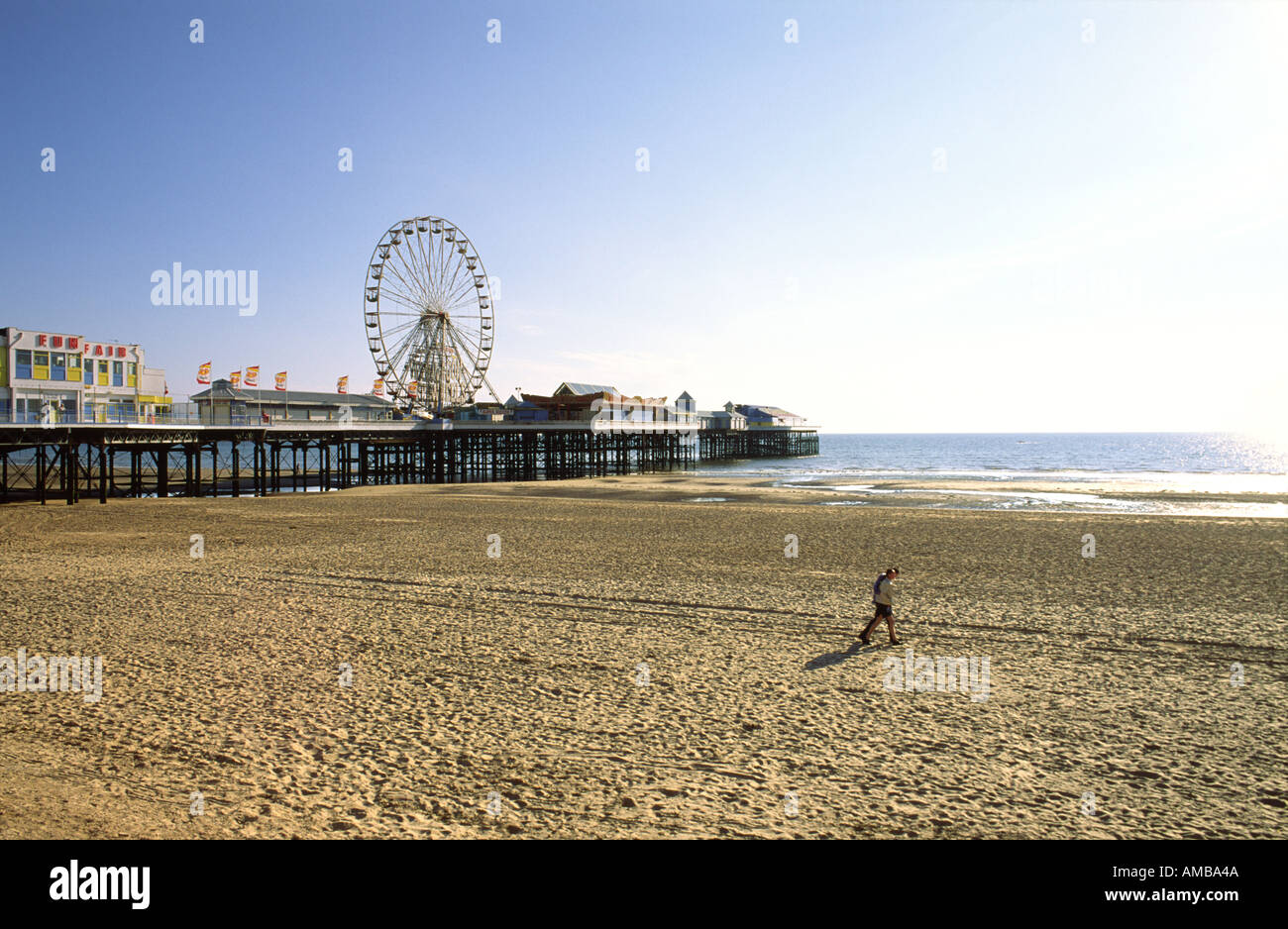 Paar am Strand von Blackpool mit Pier Riesenrad Kirmes. Liebhaber, sandigen Strand entlang spazieren. Lancashire, England. Sommerabend. Stockfoto