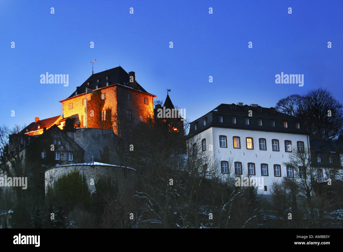 Blankenheim Burg in blauen Stunde, Blankenheim, Kreis Euskirchen, Nordrhein-Westfalen, Deutschland Stockfoto