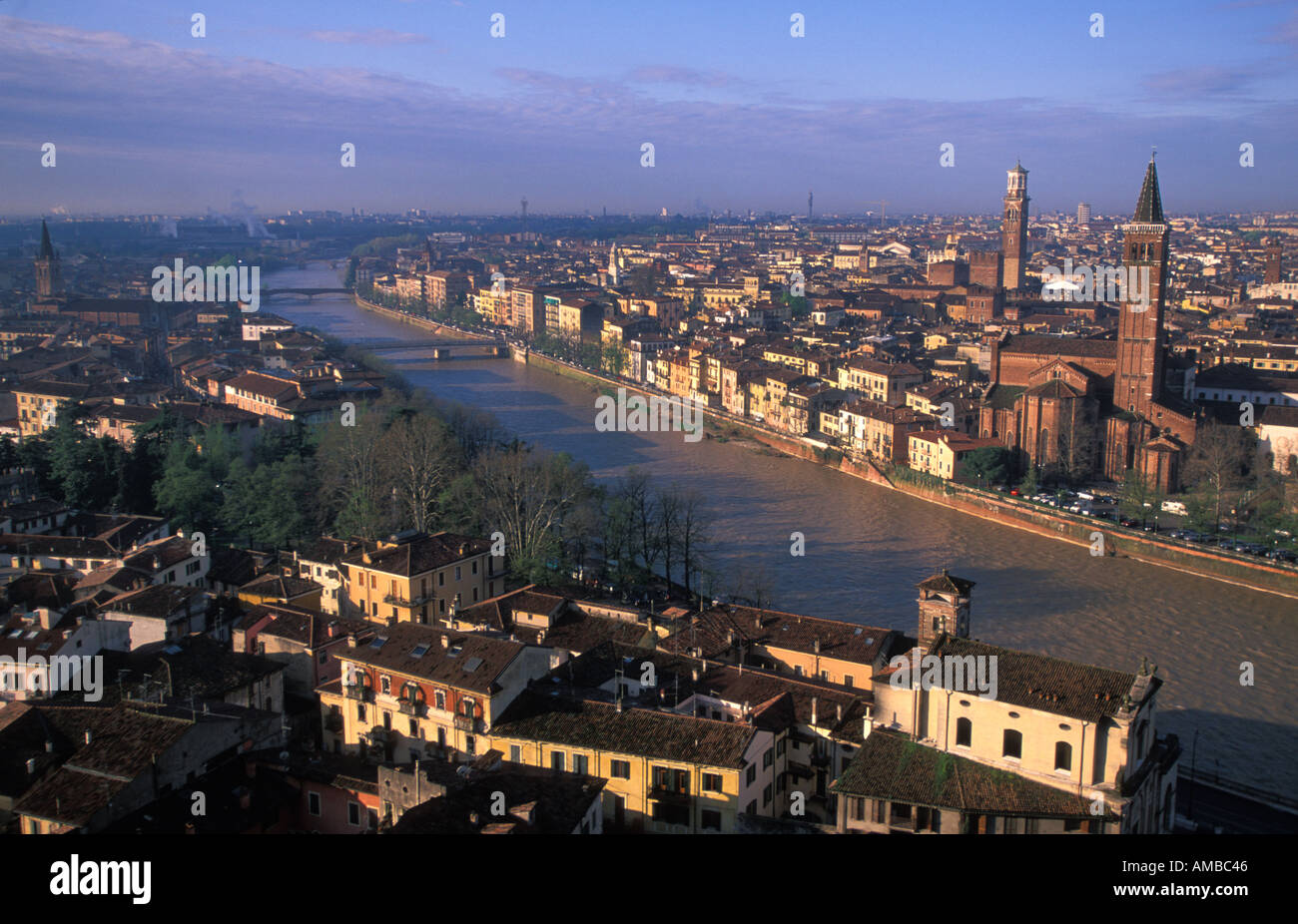 Die Etsch schlängelt sich durch die Stadt Verona Italien Stockfoto