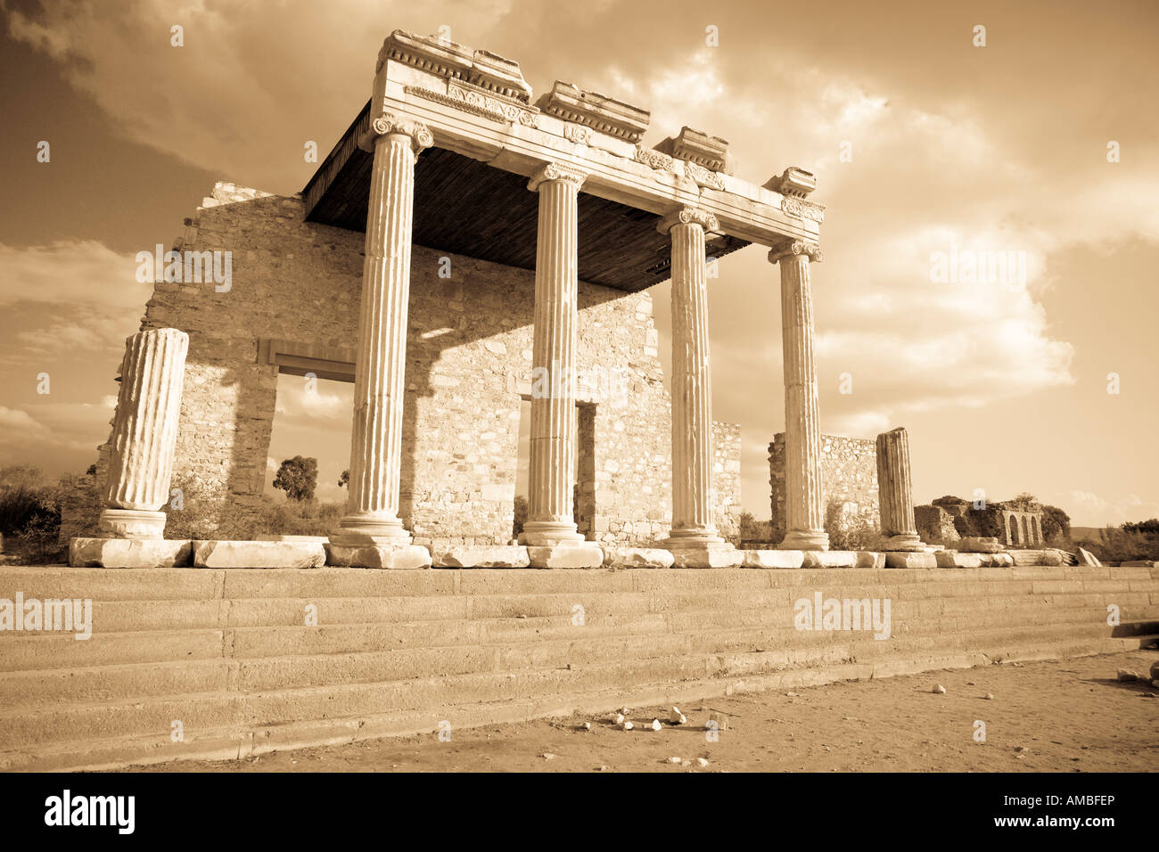 Ionische Stoa auf dem Heiligen Weg der Säulenhalle Stoa rund um einen zerstörten Tempel in der antiken griechischen Ionischen Stadt Milet Stockfoto