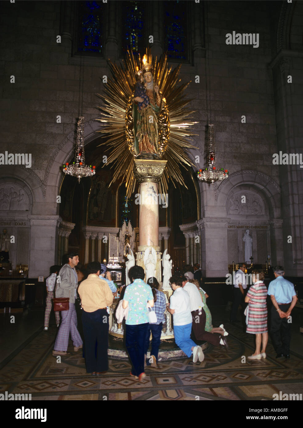 Besucher Pilger beten am heilenden Schrein von Sainte Anne De Beaupre Quebec Kanada Stockfoto