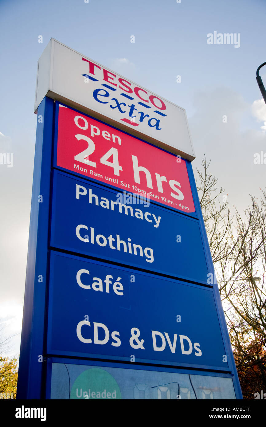 Tesco Extra Schilder, Werbung, was drin ist Stockfoto
