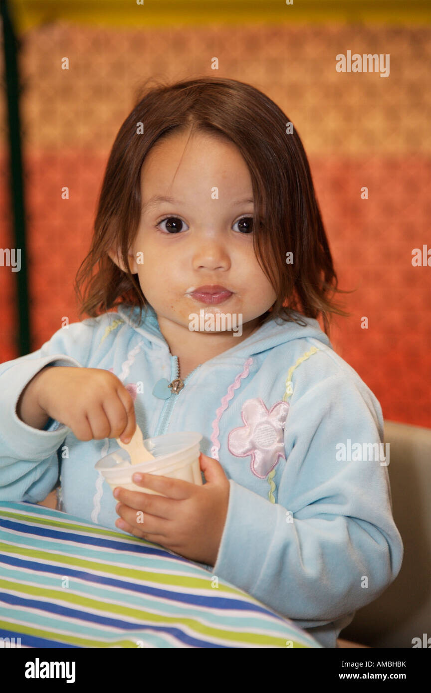 Zwei Jahre altes Mädchen, Eis essen Stockfoto
