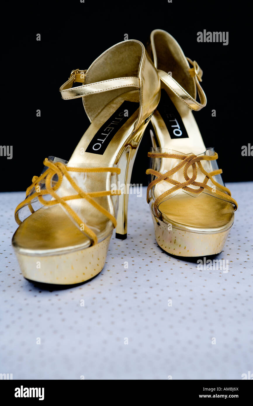 Retro-gold High heels Plateauschuhe Stockfoto