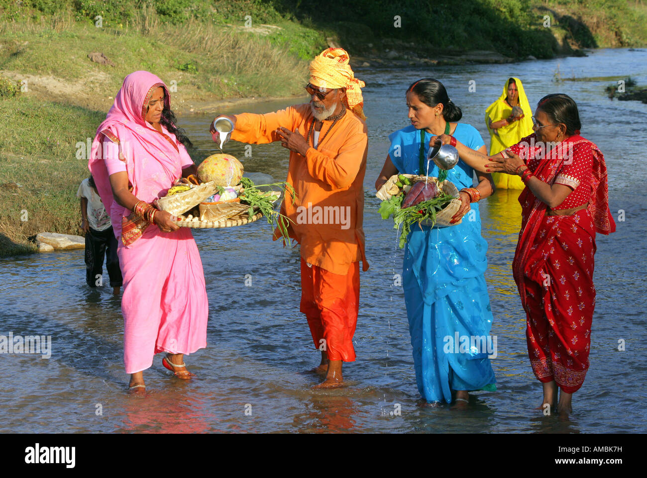Nepal, hinduistische Festival, Gebet in einem Fluss in der Nähe von Birgunj Stockfoto