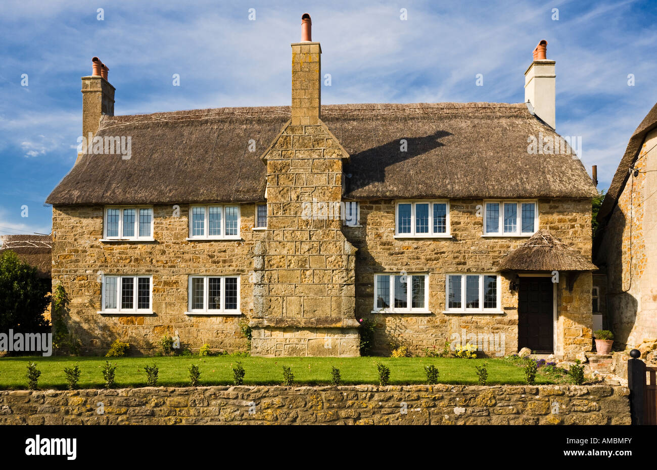 Schöne alte Reetdachhaus im Chideock Village, Dorset, Großbritannien Stockfoto