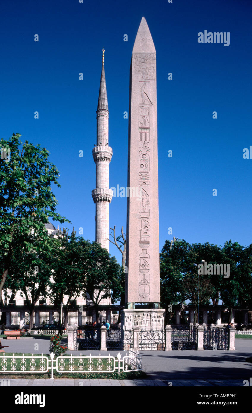 Obelisk des Theodosius und Minarett der blauen Moschee, Hippodrom, Istanbul, Türkei Stockfoto
