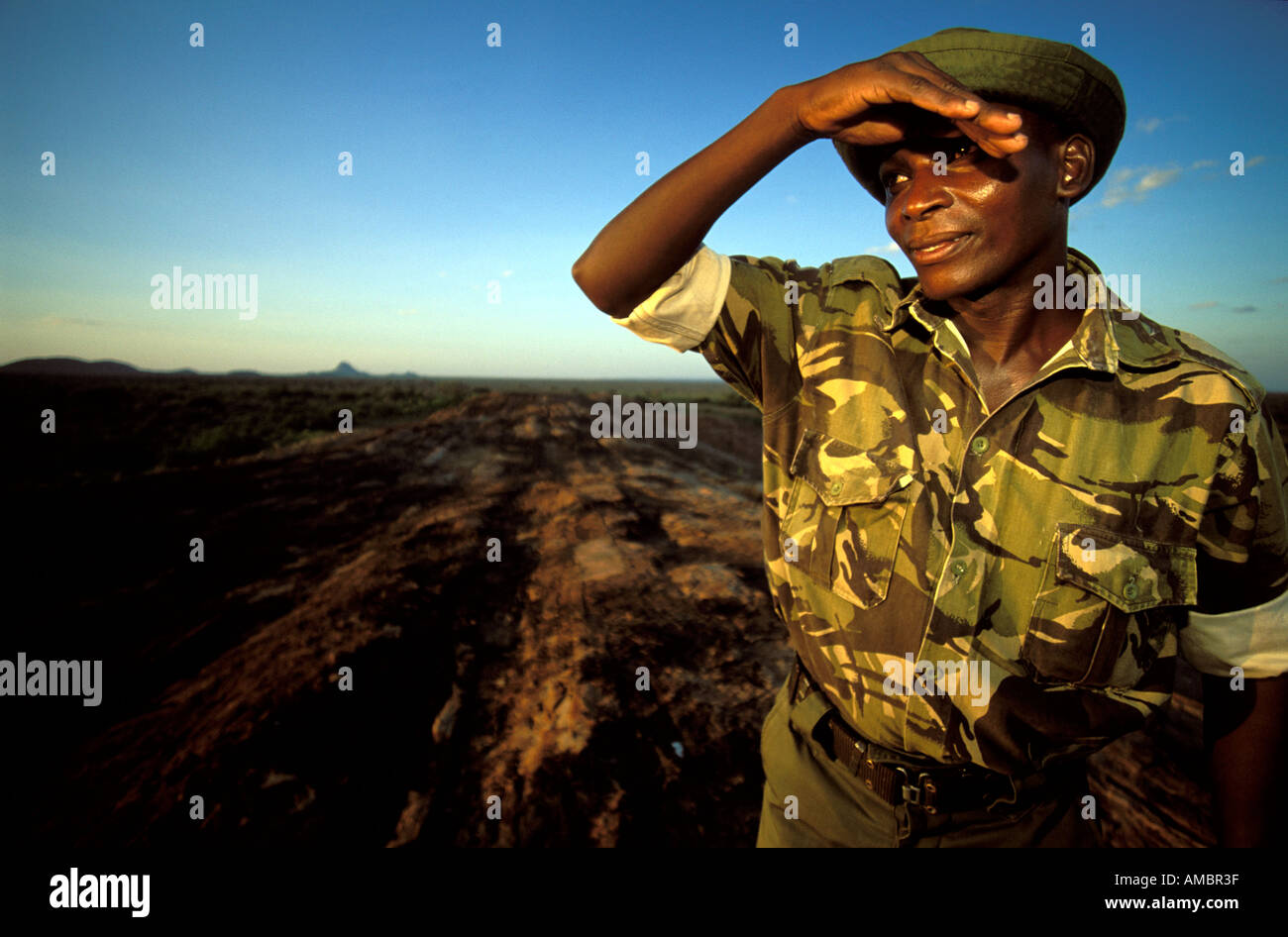 Tsavo Nationalpark ein Wächter auf der Suche nach Wilderer Stockfoto