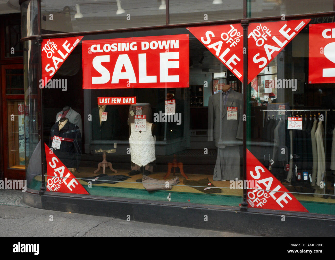 Eine Schließung der Verkauf als eine englische Herren Outfitters hört auf, zu handeln. Stockfoto