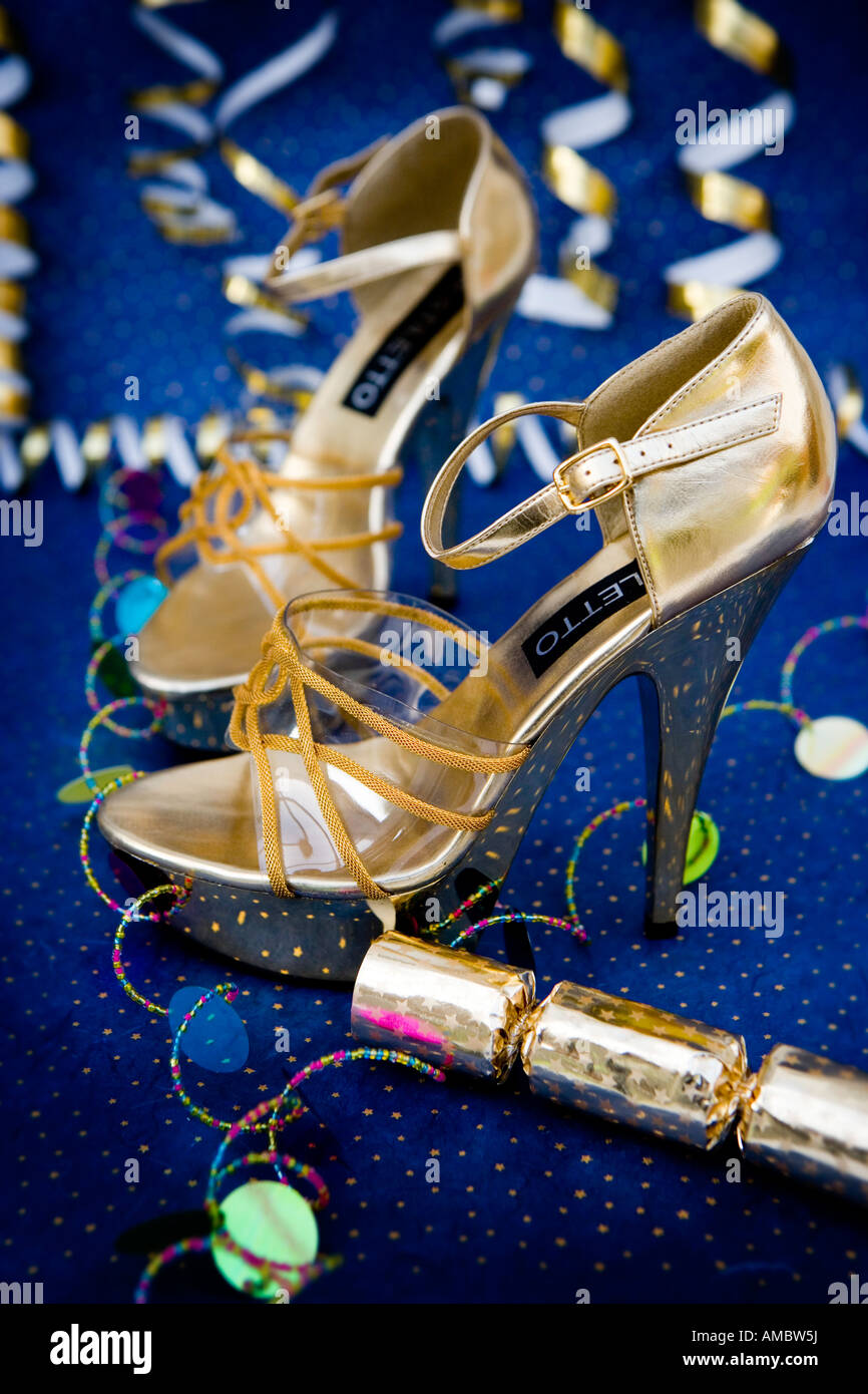 Retro-Stil gold "Plattform" Schuhe mit gold Streamer Schuss gegen einen "Sternenhimmel" Stockfoto