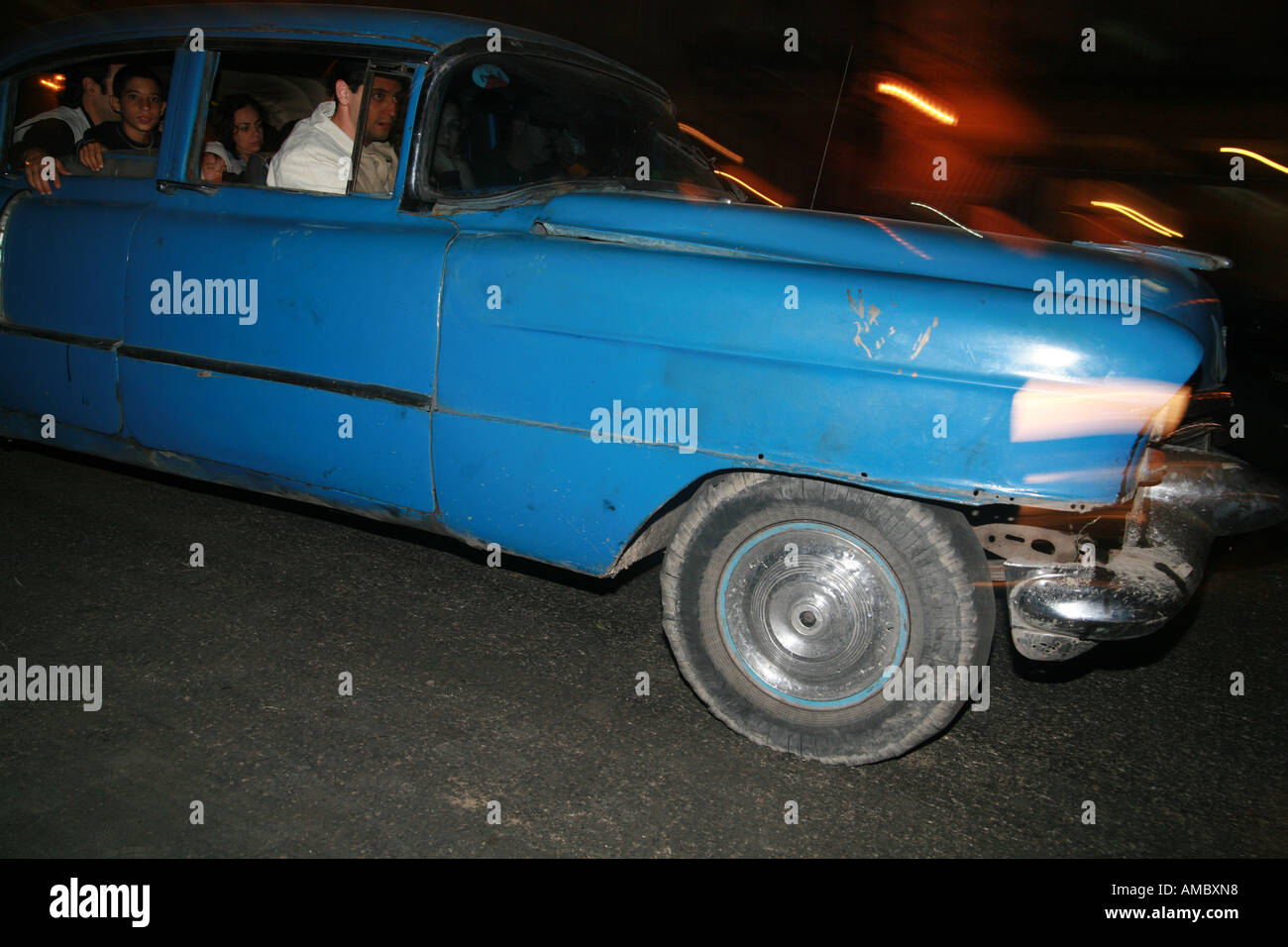 Kuba-Havanna-Nightscene ein Oldtimer-Fahrt durch die nächtlichen Straßen Stockfoto