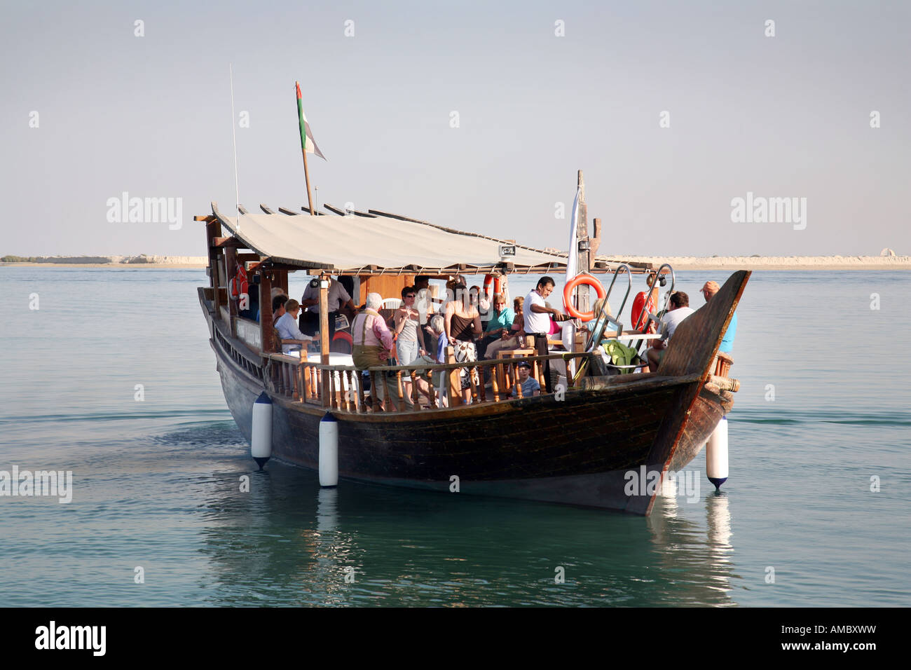 Eine Bootsparty an Bord einer traditionellen Dhau, Abu Dhabi, Vereinigte Arabische Emirate Stockfoto