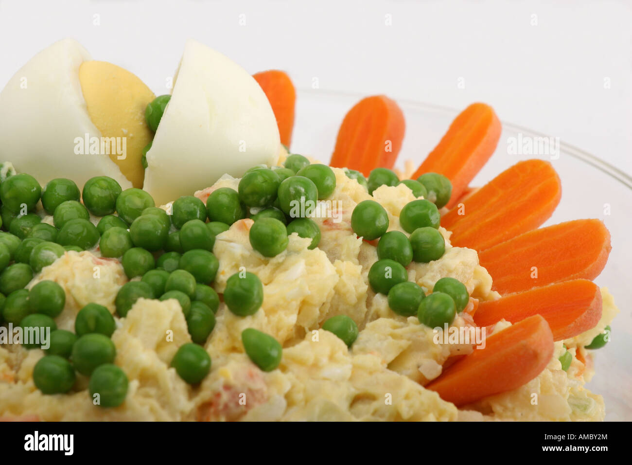 Kartoffelsalat mit Mayonnaise und Gemüse Bilder Bilder Fotos Fotos Fotos große hohe Auflösung Nahaufnahme horizontal in den USA USA Hi-res Stockfoto