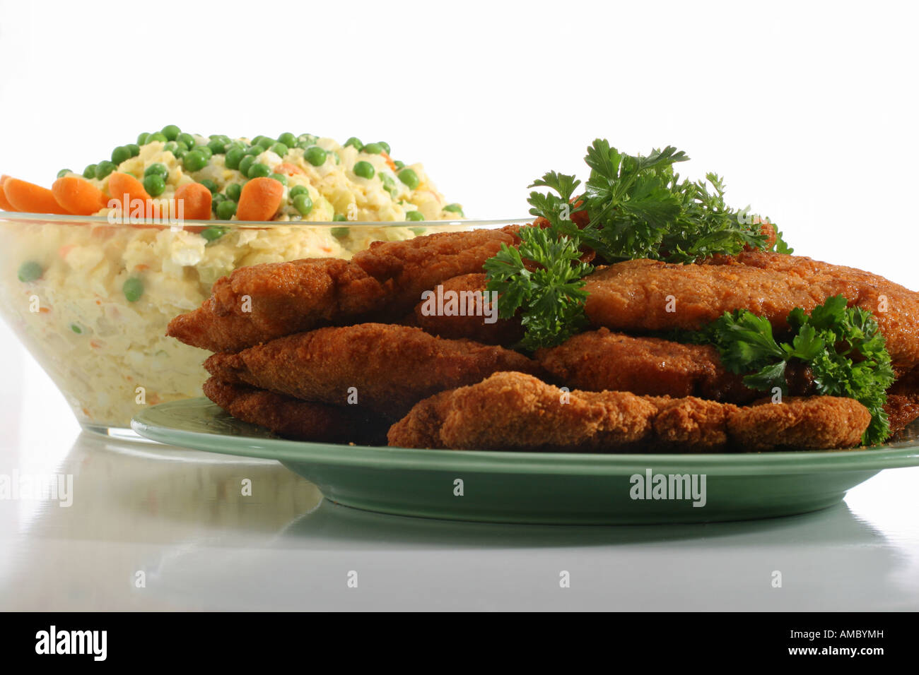 Nahaufnahme von gebratenem Schweinekotelett, paniert mit Kartoffelsalat ...