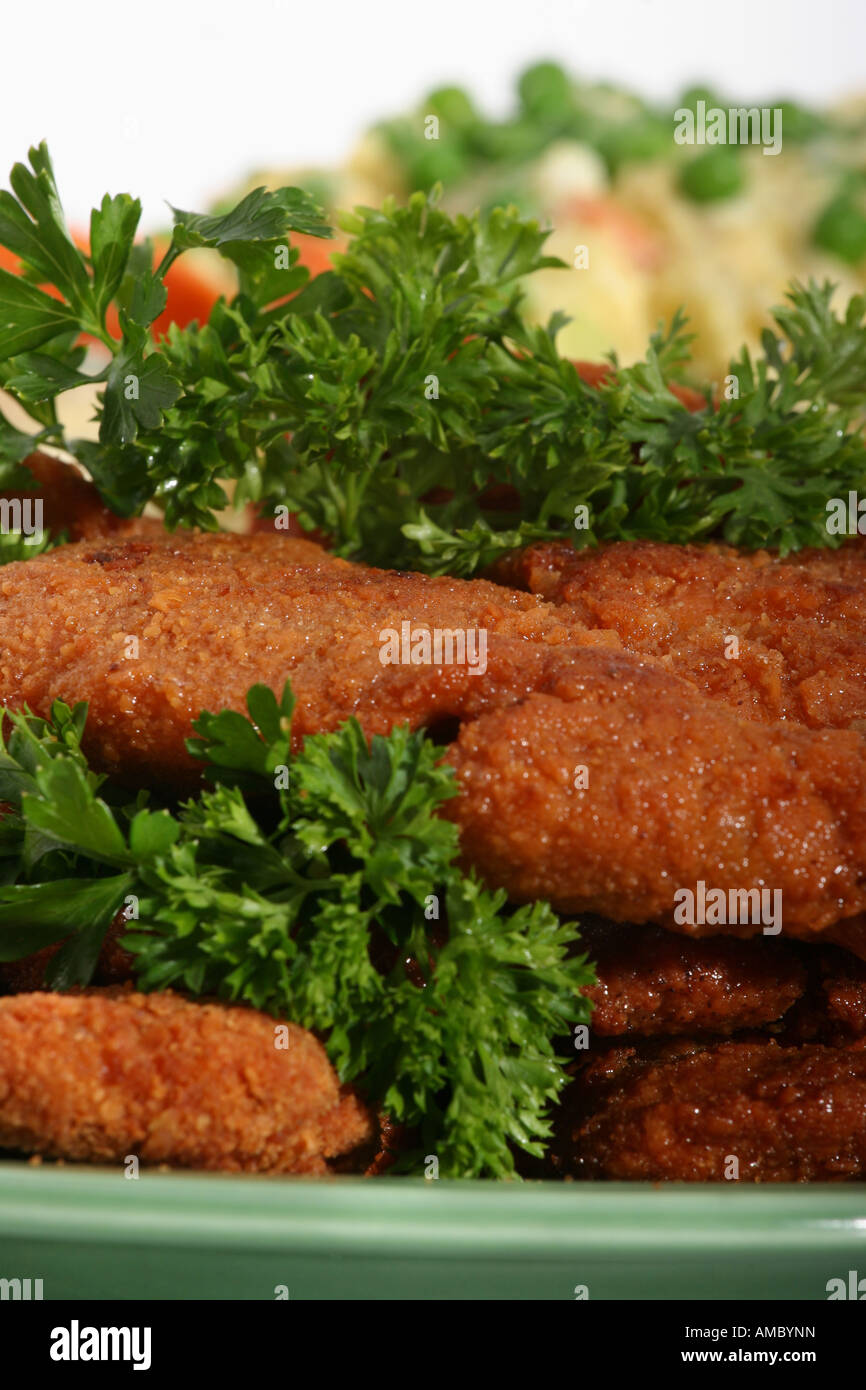 Panierte gebratene Schweinekoteletts mit Kartoffelsalat mit Mayonnaise ...
