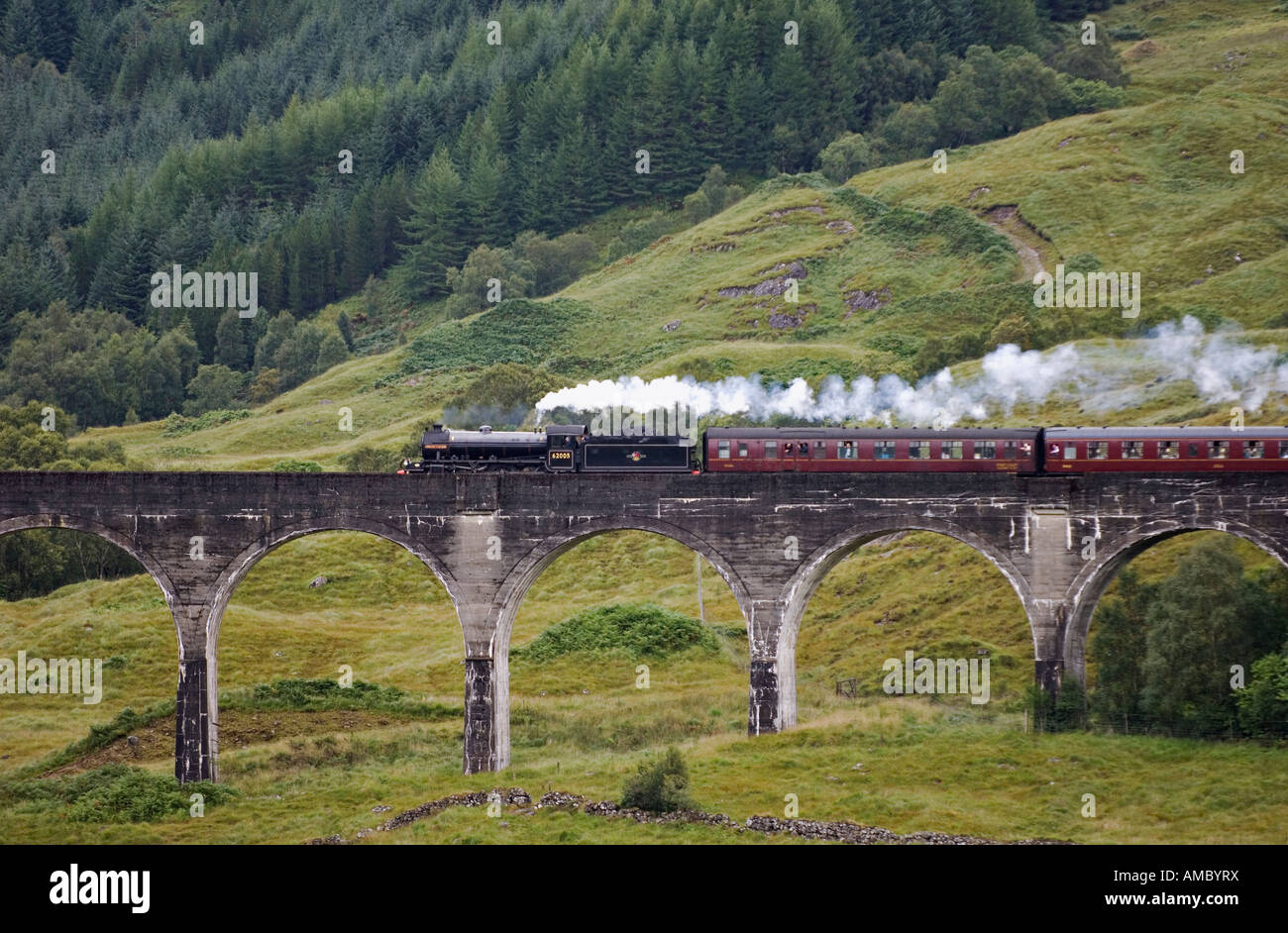 Jacobite Dampfzug Überquerung der Glenfinnan Viadukt Glenfinnan Schottland Stockfoto