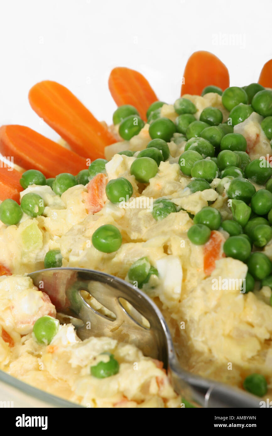 Kartoffelsalat mit Mayonnaise und Gemüse in einer Glasschale auf dem Esstisch darüber niemand von oben niemand vertcal in USA USA Hi-res Stockfoto
