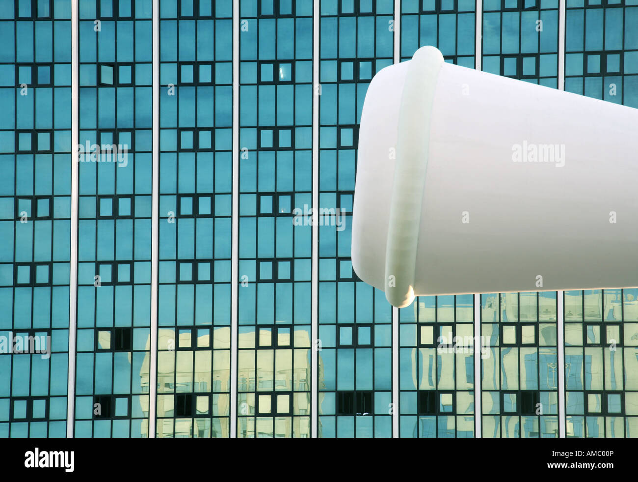 Mündung der Kanone Skulptur gegen moderne Wolkenkratzer, Stadt Abu Dhabi, Vereinigte Arabische Emirate Stockfoto