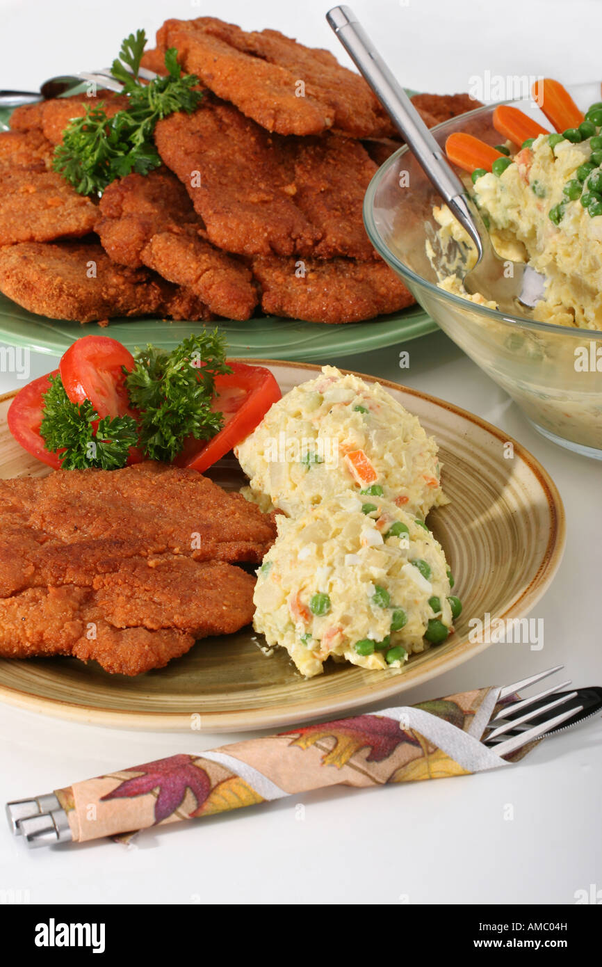 Servieren von gebratenem Schweinekotelett paniert mit Kartoffelsalat ...
