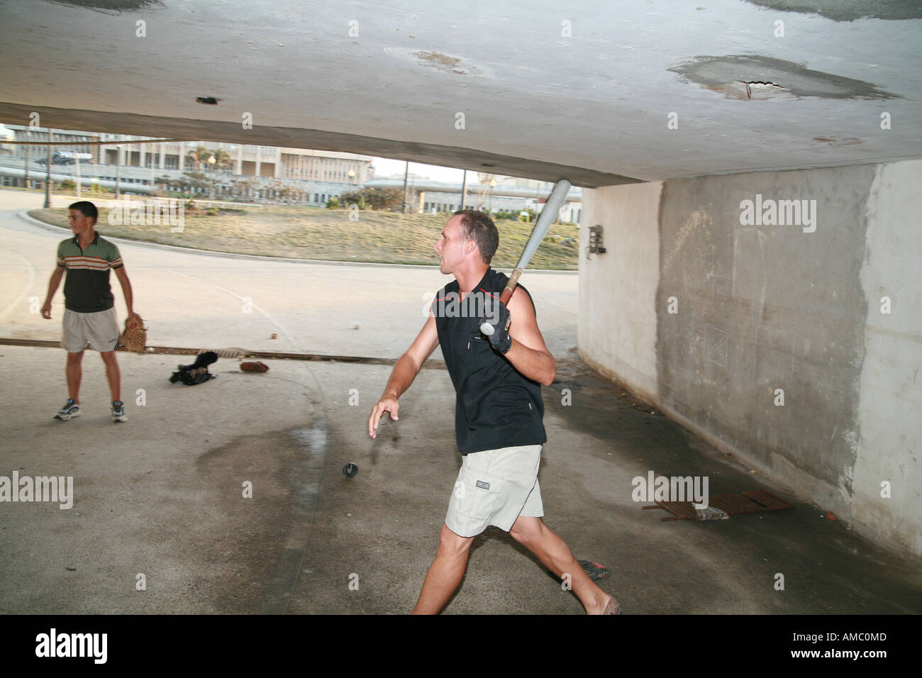 Kuba-Havanna zwei junge Männer trainieren Baseball in einer u-Bahn in den Parque Antonio Maceo Stockfoto