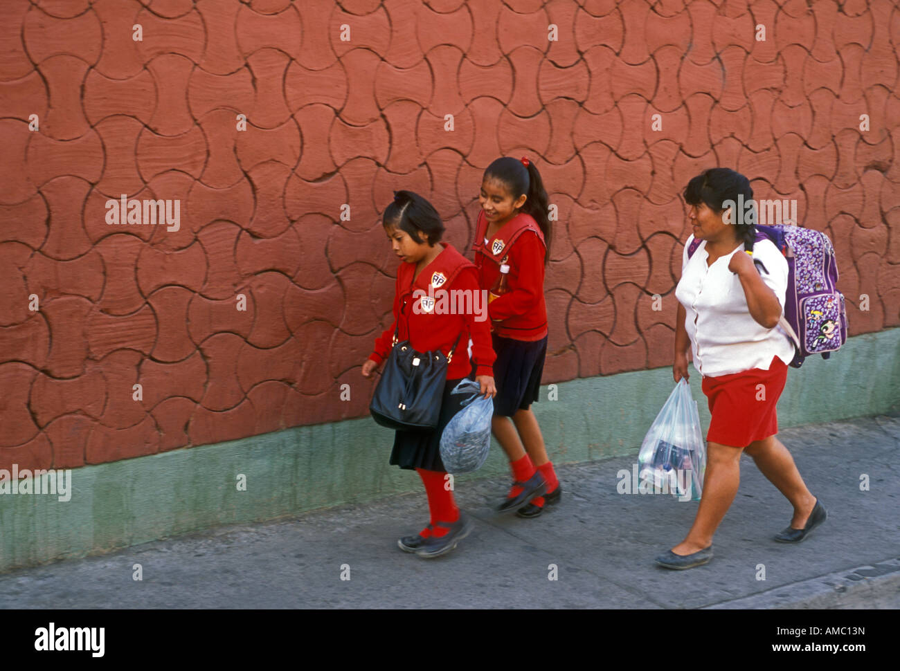Mexikanische Frau, Mutter und Töchter, mexikanische Mädchen mexikanischen Studenten, zu Fuß zur Schule, Schüler, Oaxaca de Juárez, Oaxaca, Bundesstaat Oaxaca, Mexico Stockfoto