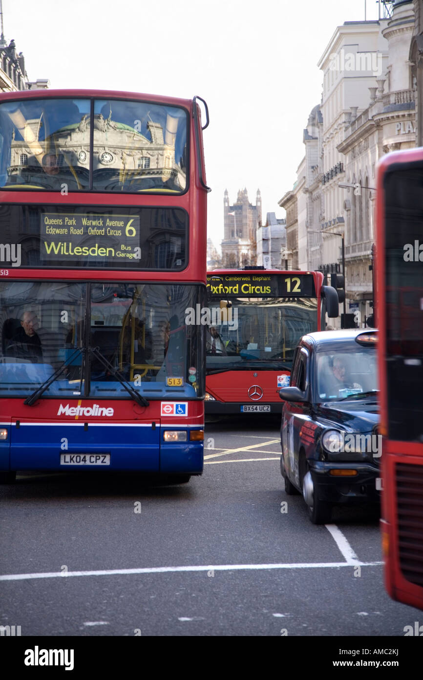 Busse in Piccadilly Circus London UK Stockfoto