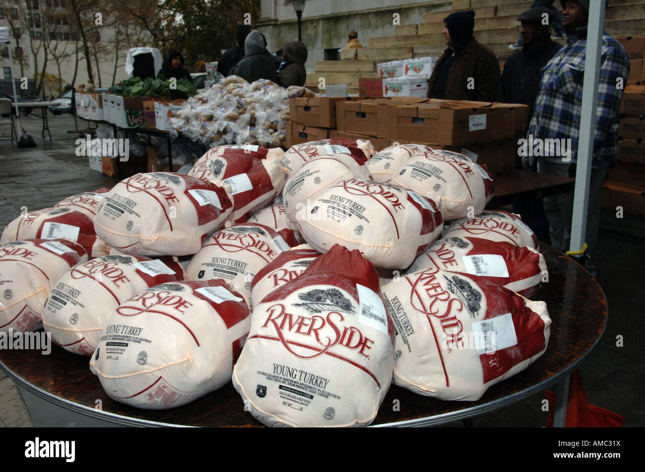 Freiwillige Helfer bereiten Körbe gefrorene Truthähne und anderen Nahrungsmitteln Urlaub Stockfoto