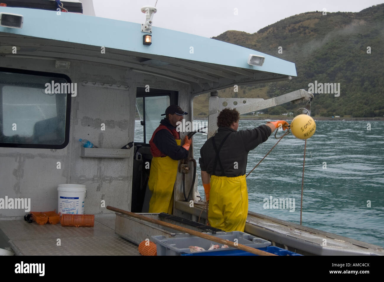 Crayfishermen Robert Mcherron und Jamie Reinke Erziehung ein Cray-Topf, Gefäß Mystique, Kaikoura, Neuseeland Stockfoto