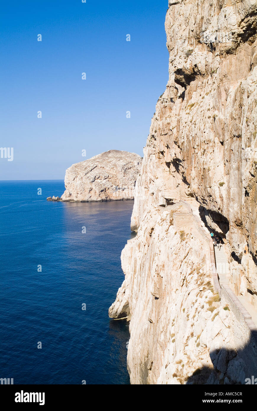 dh Neptun Höhlen KAP CACCIA SARDINIEN Seelöfte Touristen auf Meereshöhlen Pfad Fußweg Stockfoto