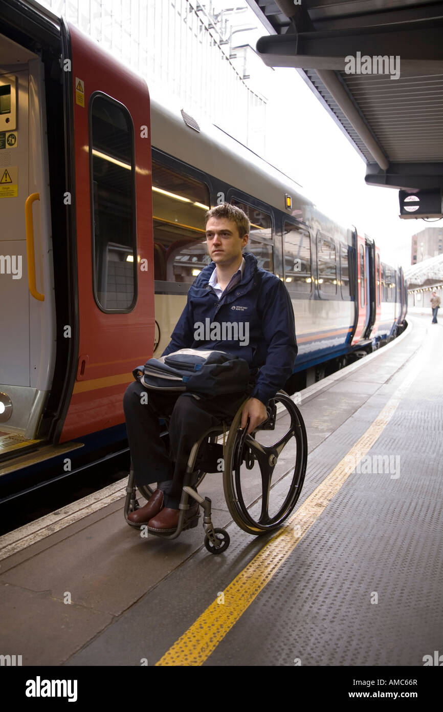 Behinderten Fluggast am Bahnhof London UK Stockfoto
